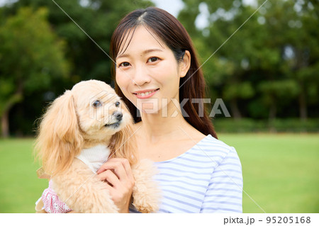 犬と公園で遊ぶ女性 犬と公園で遊ぶ女性 95205168