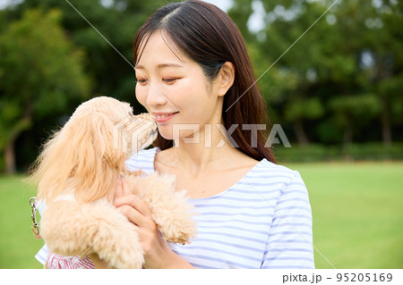 犬と公園で遊ぶ女性 95205169