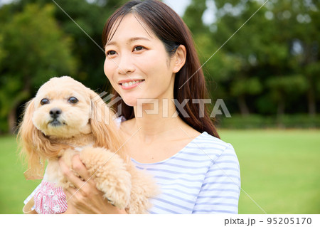 犬と公園で遊ぶ女性 95205170