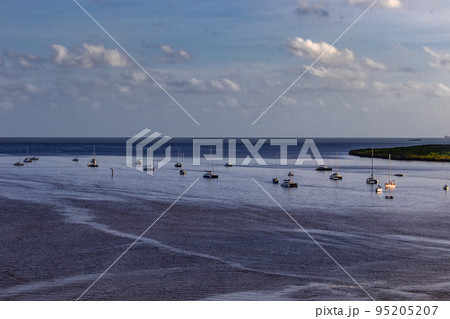 ケアンズ港 95205207