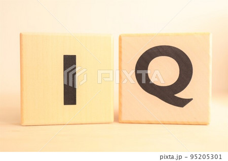 IQ（知能指数）の木製のアルファベットブロック（ロゴ・アイコン） 95205301