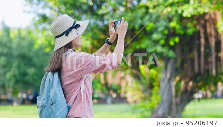 woman take photos by mobile 95206197