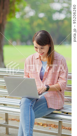 woman use laptop computer 95206260
