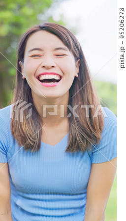 Asian woman smile at you 95206278