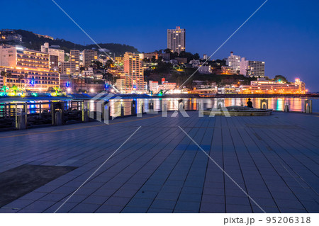 《静岡県》熱海サンビーチの夜景・リゾート地の風景 《静岡県》熱海サンビーチの夜景・リゾート地の風景 95206318