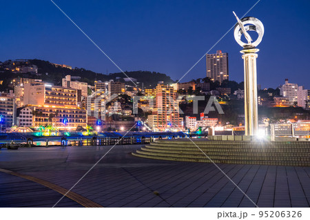 《静岡県》熱海サンビーチの夜景・リゾート地の風景 95206326
