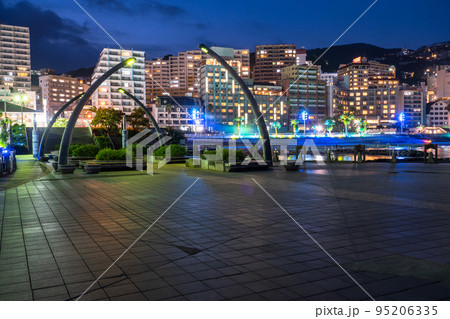 《静岡県》熱海サンビーチの夜景・リゾート地の風景 《静岡県》熱海サンビーチの夜景・リゾート地の風景 95206335