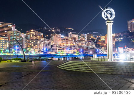 《静岡県》熱海サンビーチの夜景・リゾート地の風景 95206450