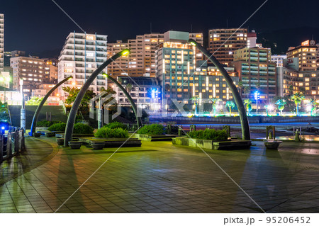 《静岡県》熱海サンビーチの夜景・リゾート地の風景 《静岡県》熱海サンビーチの夜景・リゾート地の風景 95206452