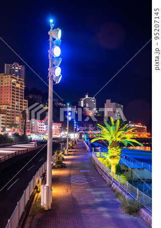 《静岡県》熱海サンビーチの夜景・リゾート地の風景 《静岡県》熱海サンビーチの夜景・リゾート地の風景 95207145