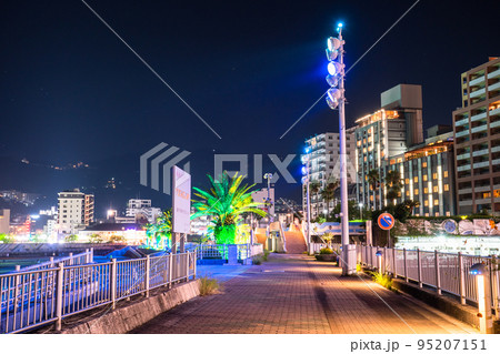 《静岡県》熱海サンビーチの夜景・リゾート地の風景 《静岡県》熱海サンビーチの夜景・リゾート地の風景 95207151