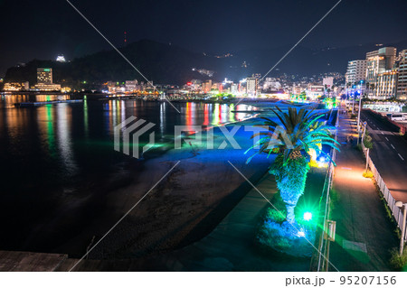 《静岡県》熱海サンビーチの夜景・リゾート地の風景 《静岡県》熱海サンビーチの夜景・リゾート地の風景 95207156