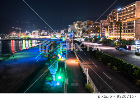 《静岡県》熱海サンビーチの夜景・リゾート地の風景 95207157