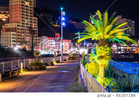 《静岡県》熱海サンビーチの夜景・リゾート地の風景 95207188