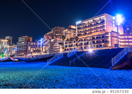 《静岡県》熱海サンビーチの夜景・リゾート地の風景 《静岡県》熱海サンビーチの夜景・リゾート地の風景 95207330