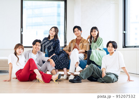 男女　Z世代　友達　大学生　シェアハウス　リビング 95207532