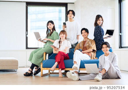 男女　Z世代　スマホ　友達　大学生　シェアハウス　リビング 95207534