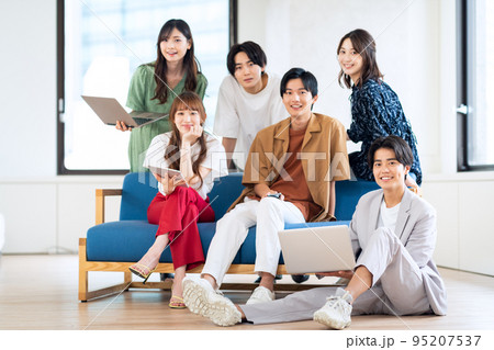 男女　Z世代　スマホ　友達　大学生　シェアハウス　リビング 95207537