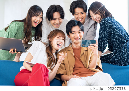 男女　Z世代　スマホ　友達　大学生　シェアハウス　リビング 95207538