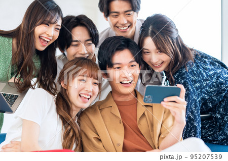 男女　Z世代　スマホ　友達　大学生　シェアハウス　リビング 95207539