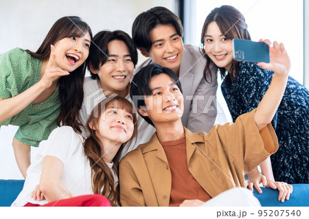 男女　Z世代　スマホ　友達　大学生　シェアハウス　リビング 95207540