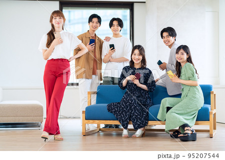 男女　Z世代　スマホ　友達　大学生　シェアハウス　リビング 95207544