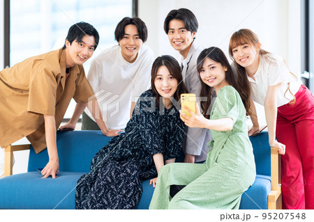 男女 Z世代 スマホ 友達 大学生 シェアハウス リビング 男女 Z世代 スマホ 友達 大学生 シェアハウス リビング 95207548