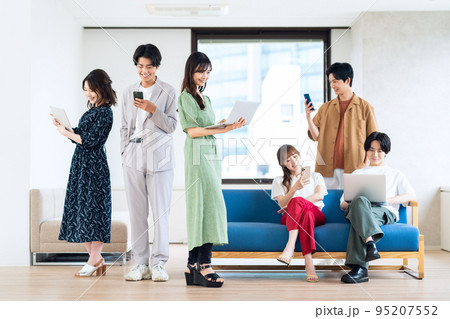 男女　Z世代　スマホ　友達　大学生　シェアハウス　リビング 95207552