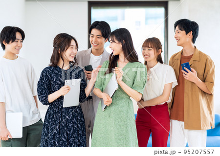 男女　Z世代　スマホ　友達　大学生　シェアハウス　リビング 95207557