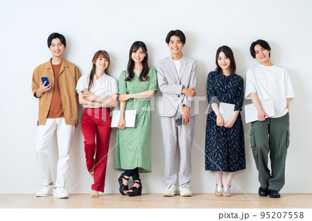 男女　Z世代　スマホ　友達　大学生　シェアハウス　リビング 95207558