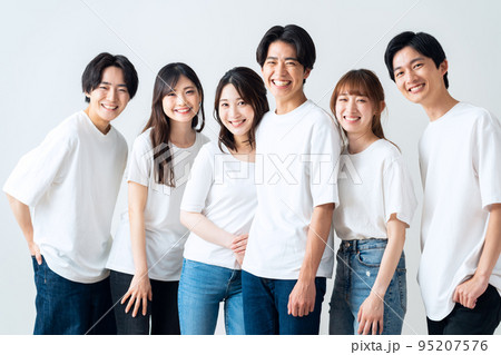 男女　Z世代　友達　大学生　シェアハウス 95207576