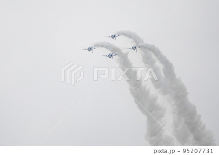航空祭　ブルーインパルス飛行展示 95207731