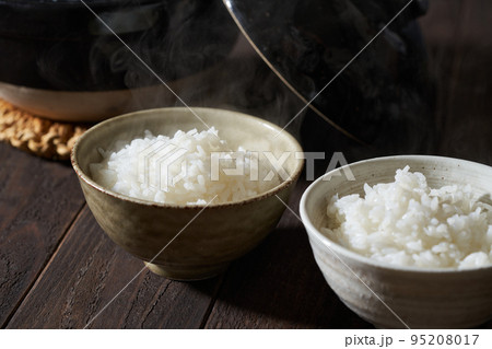 茶碗に盛り付けた炊きたてのご飯 茶碗に盛り付けた炊きたてのご飯 95208017