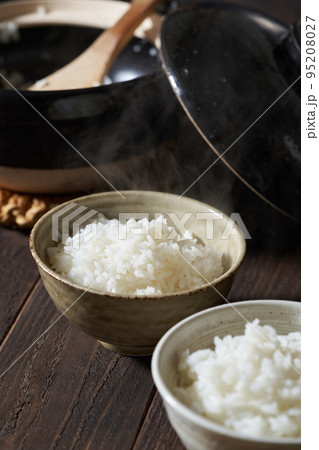 茶碗に盛り付けた炊きたてのご飯 95208027