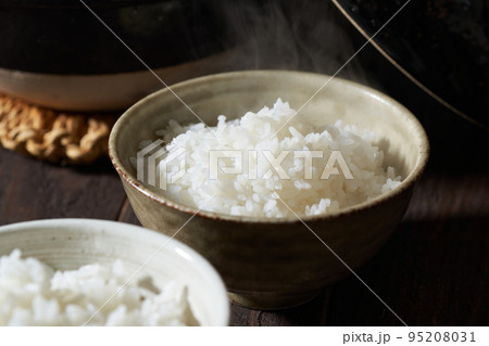 茶碗に盛り付けた炊きたてのご飯 95208031