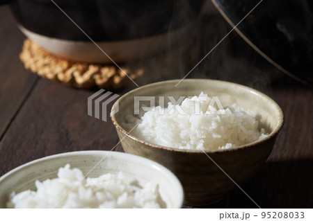 茶碗に盛り付けた炊きたてのご飯 95208033