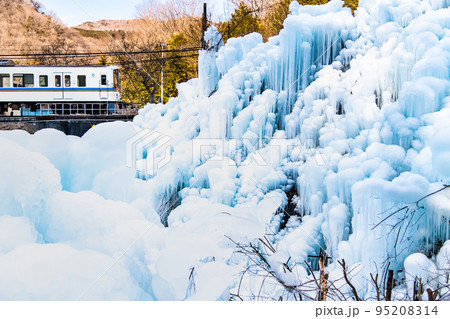 埼玉県横瀬町 あしがくぼの氷柱と西武電車 95208314