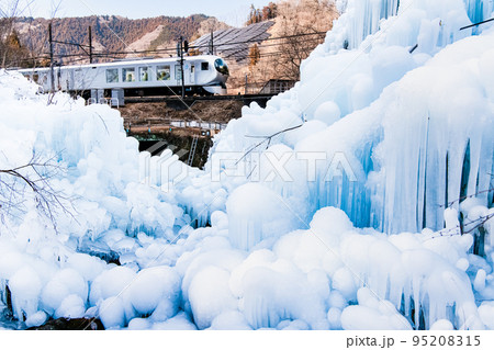 埼玉県横瀬町 あしがくぼの氷柱と西武特急ラビュー 埼玉県横瀬町 あしがくぼの氷柱と西武特急ラビュー 95208315