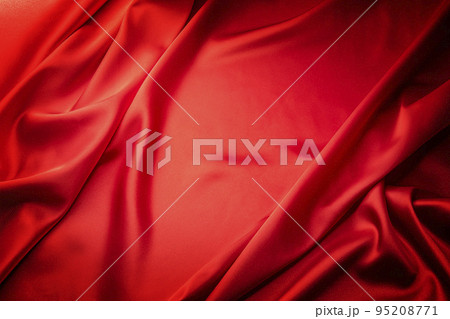 ドレープのあるサテンの赤い布 ドレープのあるサテンの赤い布 95208771