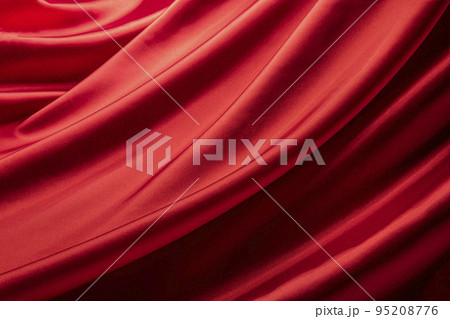ドレープのあるサテンの赤い布 95208776