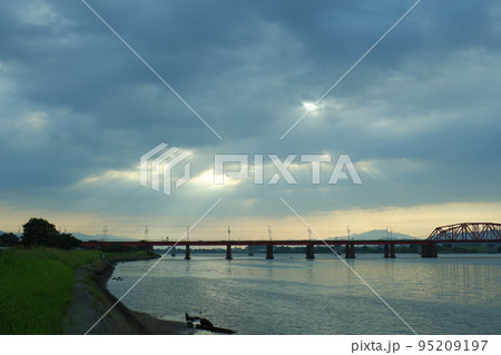 朝の河川敷にて 95209197