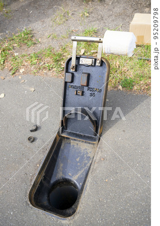 マンホールトイレを設置する様子(和式型) マンホールトイレを設置する様子(和式型) 95209798