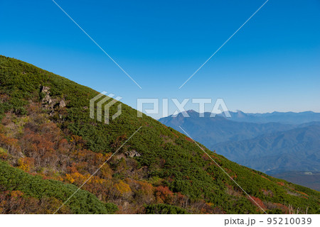紅葉する御嶽山 95210039