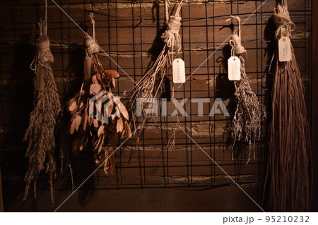 吊るされたドライフラワー 95210232