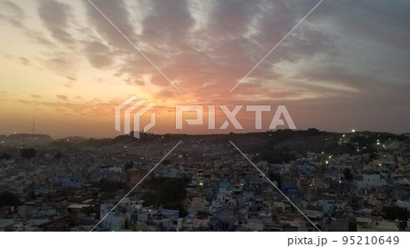 インド旅行　インドの夕焼け 95210649