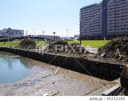 港の災害ゴミの山 港の災害ゴミの山 95212185