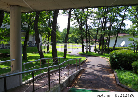 三瓶青少年交流の家の体育館玄関から眺めた景色 95212436