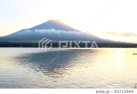 沈む太陽とダイヤモンド富士 95212660