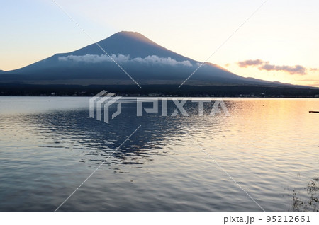 沈む太陽とダイヤモンド富士 95212661