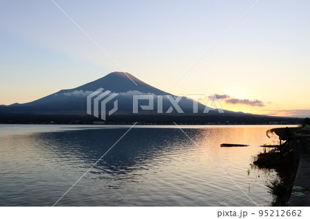 沈む太陽とダイヤモンド富士 95212662